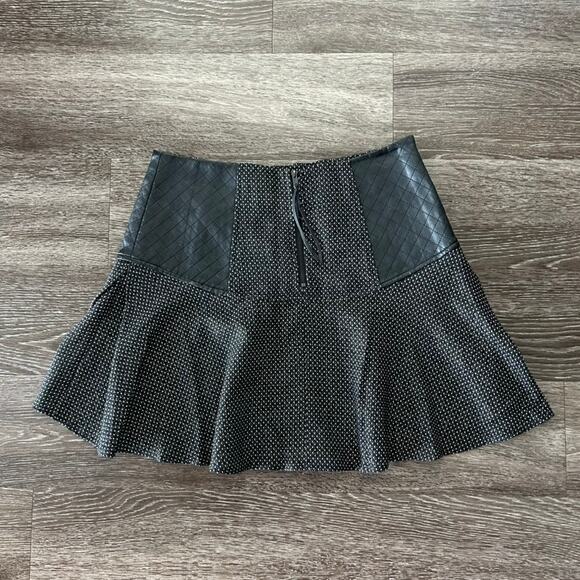 BCBGeneration Quilted Faux Leather Panel Mini Skirt Sz 8 Black White Flare VGUC - Picture 12 of 12